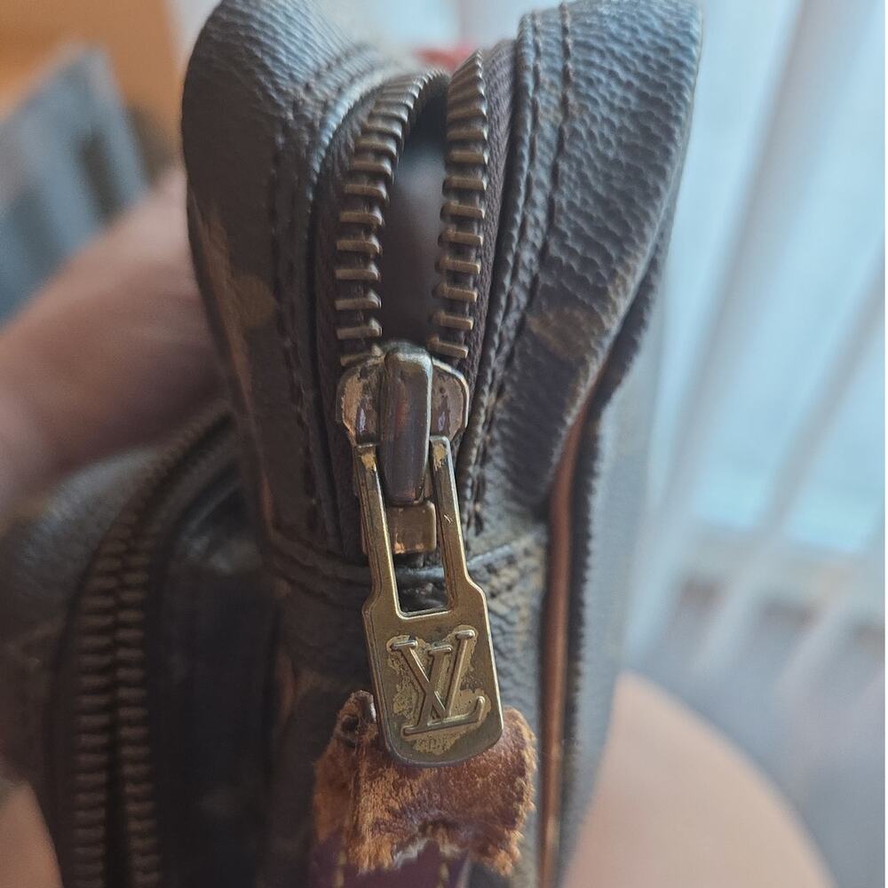 Louis Vuitton Monogram Amazone Canvas Crossbody Bag (Vintage, Adjustable Strap) - Picture 5 of 8